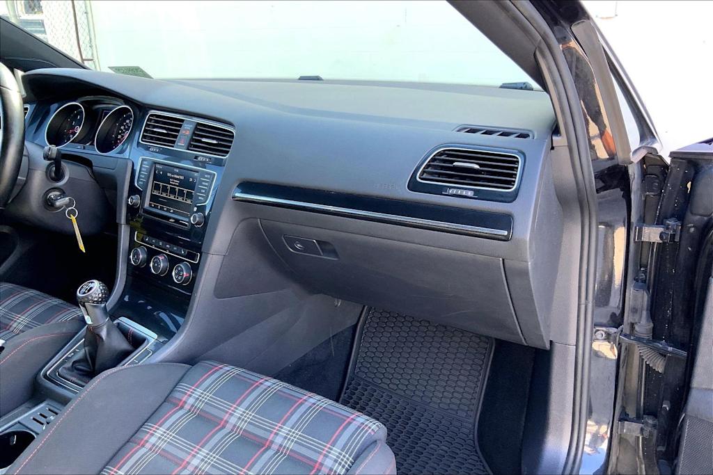 Thumbnail: 2016 Volkswagen Golf - 15
