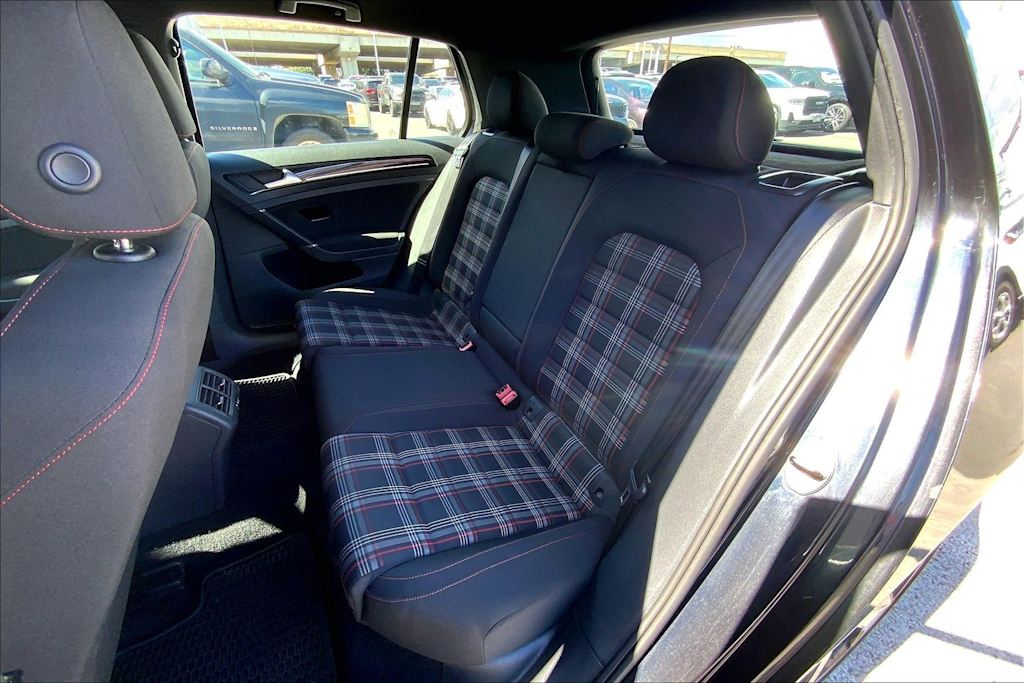 Thumbnail: 2016 Volkswagen Golf - 29