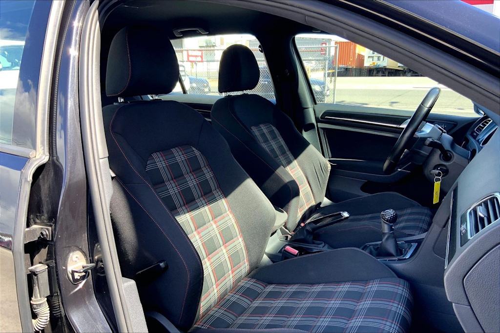 Thumbnail: 2016 Volkswagen Golf - 12
