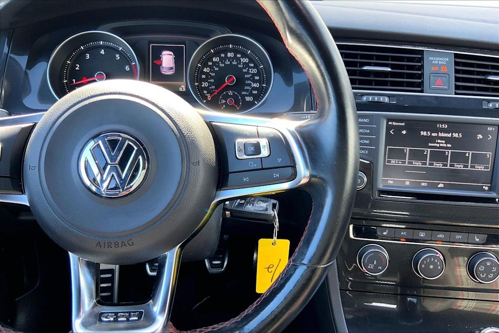 Thumbnail: 2016 Volkswagen Golf - 25