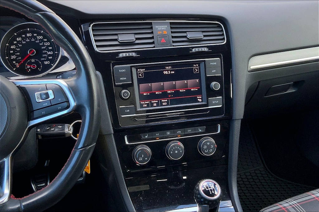 Thumbnail: 2019 Volkswagen Golf - 15