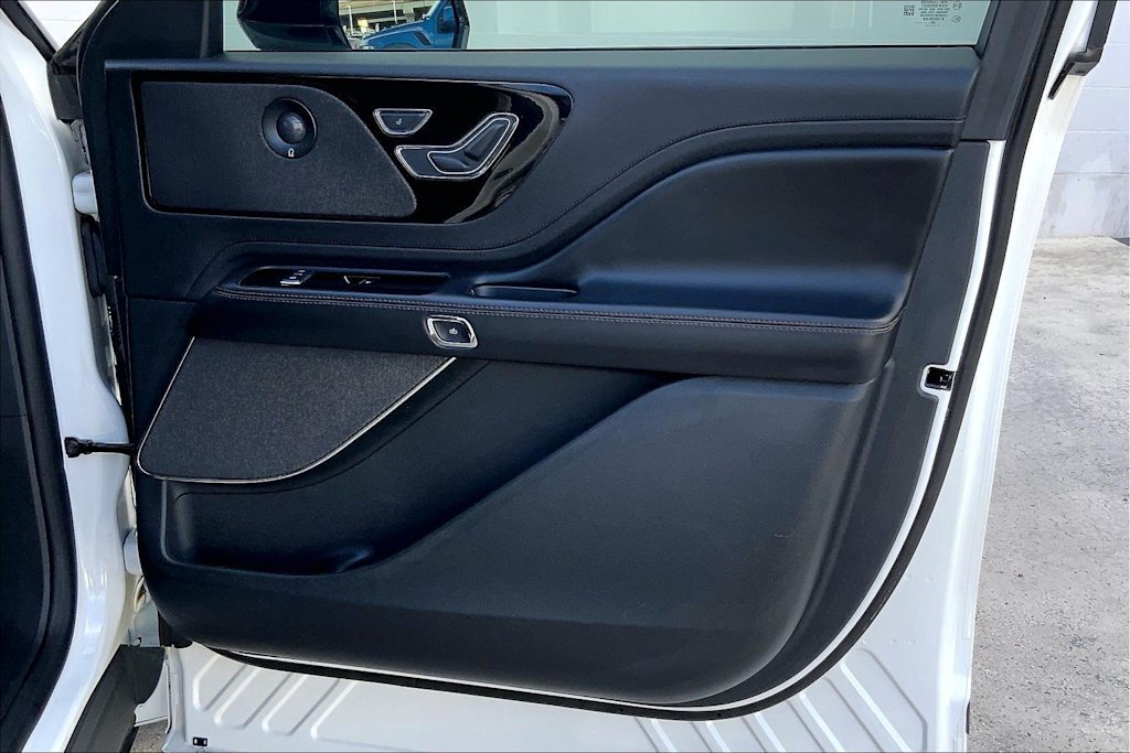 Thumbnail: 2021 Lincoln Aviator - 28