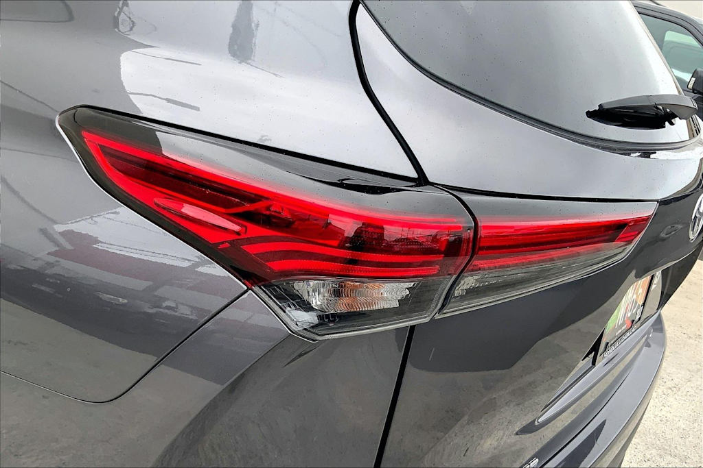 Thumbnail: 2022 Toyota Highlander - 32