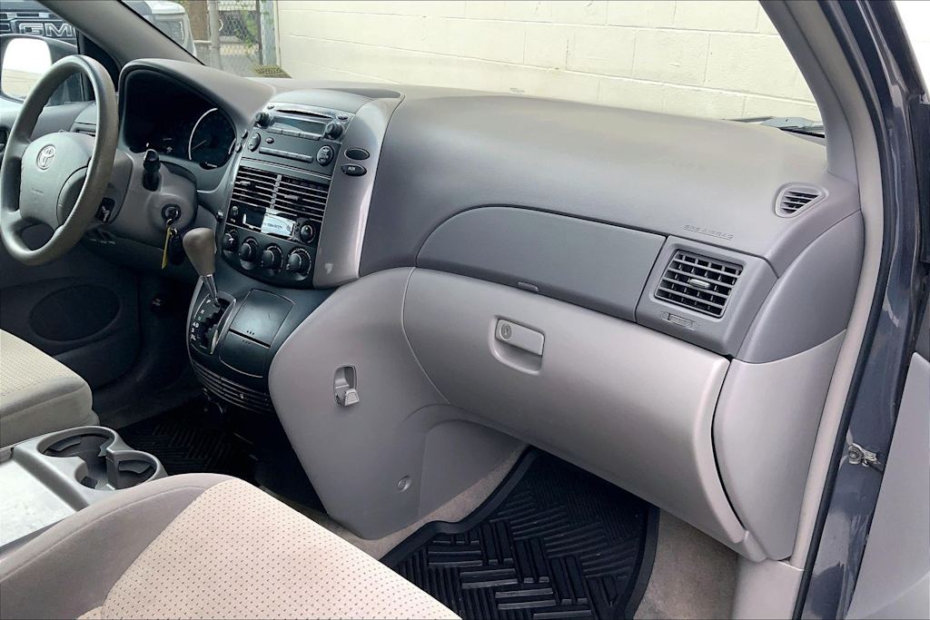 Thumbnail: 2010 Toyota Sienna - 21