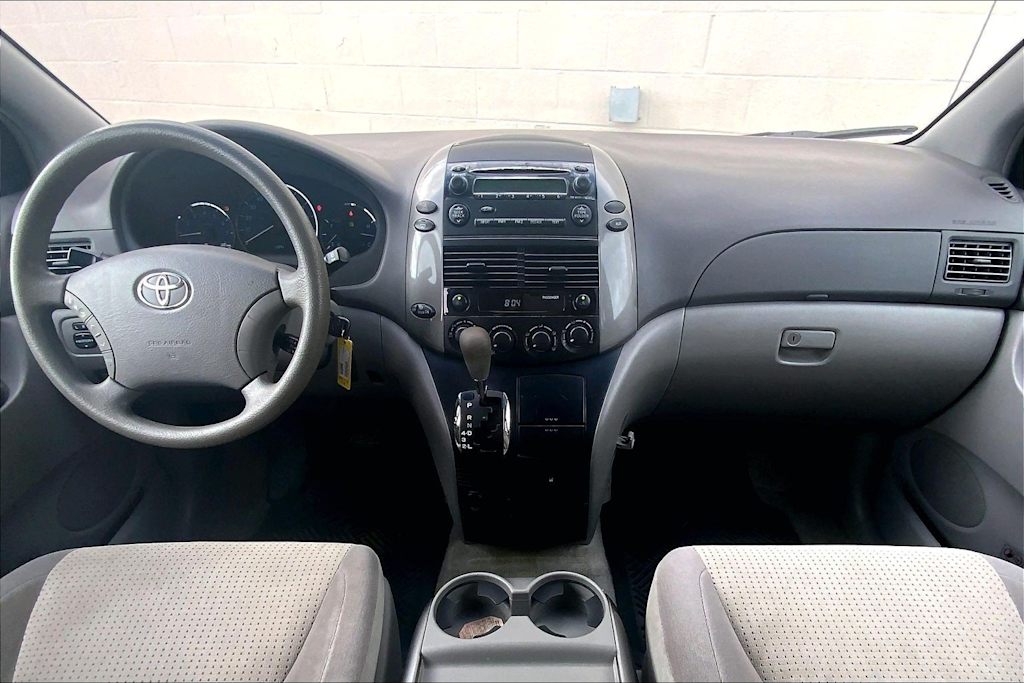 Thumbnail: 2010 Toyota Sienna - 9