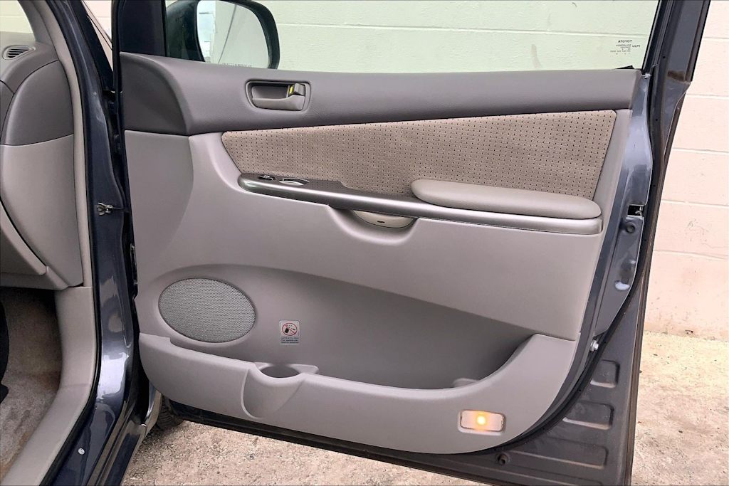 Thumbnail: 2010 Toyota Sienna - 25