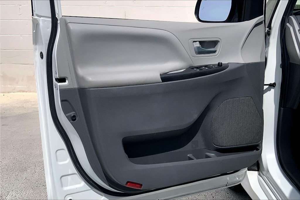 Thumbnail: 2020 Toyota Sienna - 27