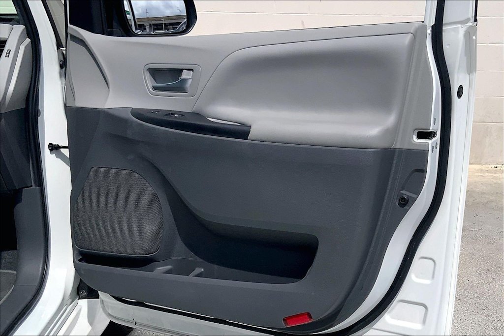 Thumbnail: 2020 Toyota Sienna - 28