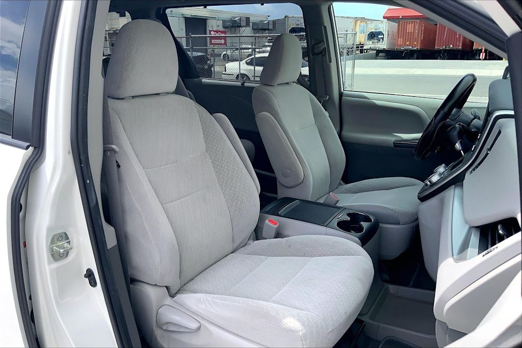 Thumbnail: 2020 Toyota Sienna - 12