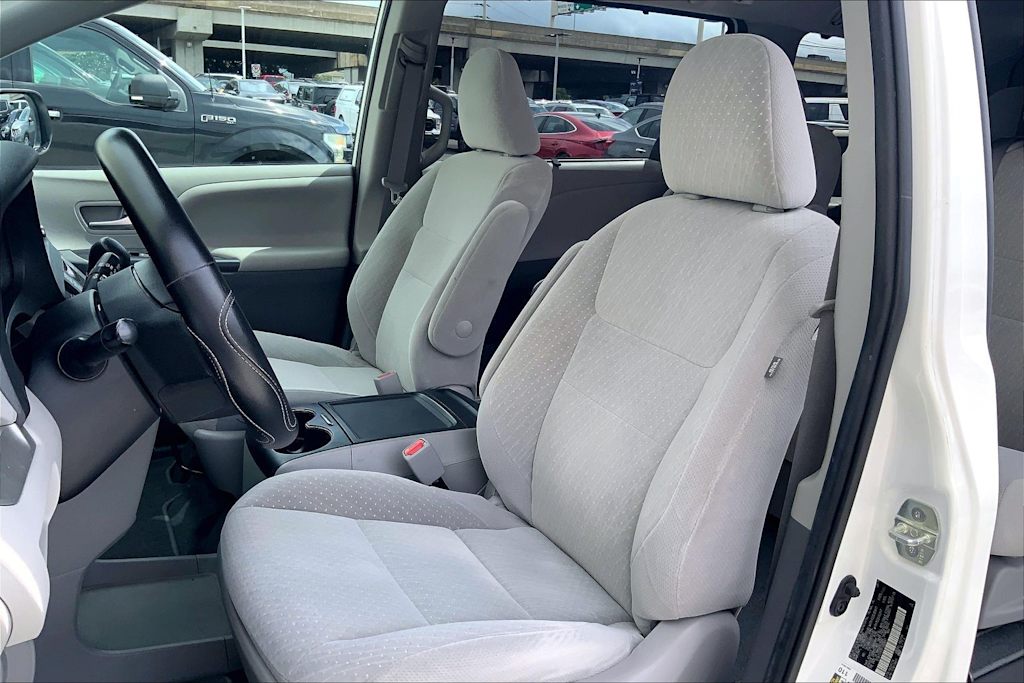 Thumbnail: 2020 Toyota Sienna - 11