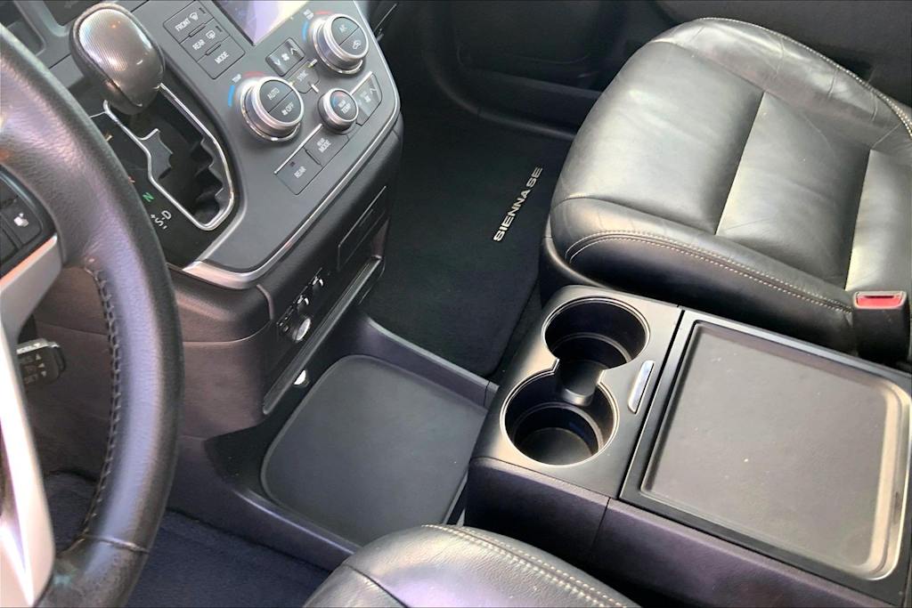 Thumbnail: 2015 Toyota Sienna - 16