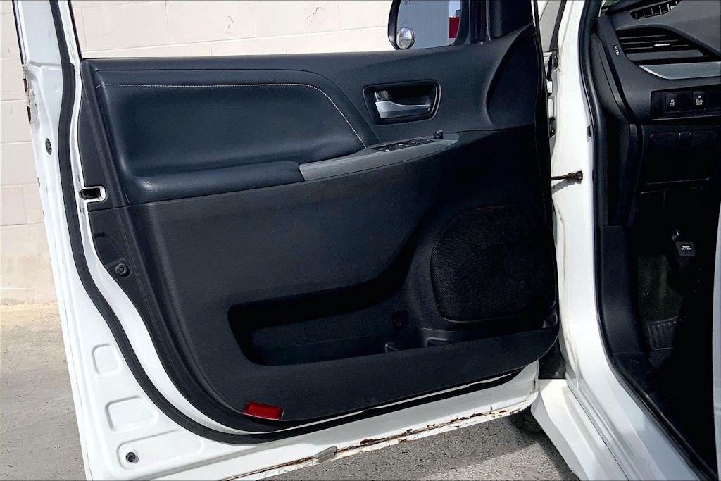 Thumbnail: 2015 Toyota Sienna - 27