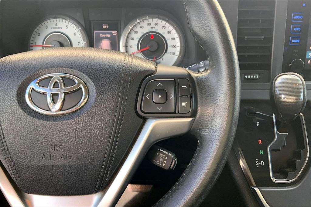 Thumbnail: 2015 Toyota Sienna - 25