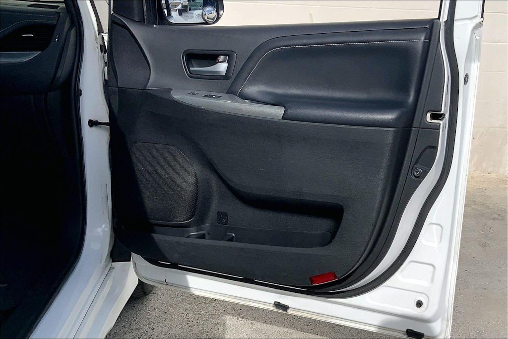 Thumbnail: 2015 Toyota Sienna - 28