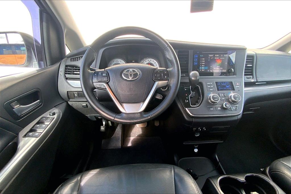 Thumbnail: 2015 Toyota Sienna - 14