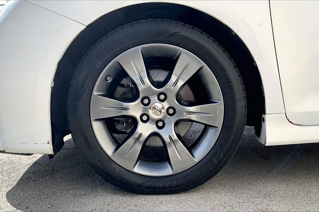 Thumbnail: 2015 Toyota Sienna - 8