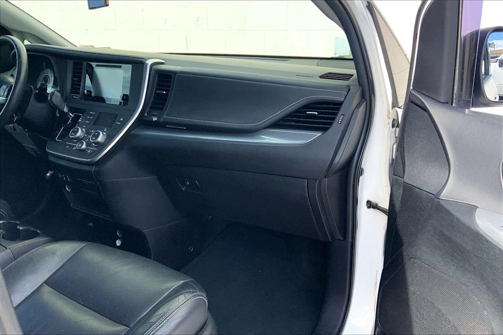 Thumbnail: 2015 Toyota Sienna - 23