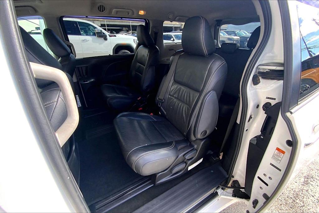 Thumbnail: 2015 Toyota Sienna - 29