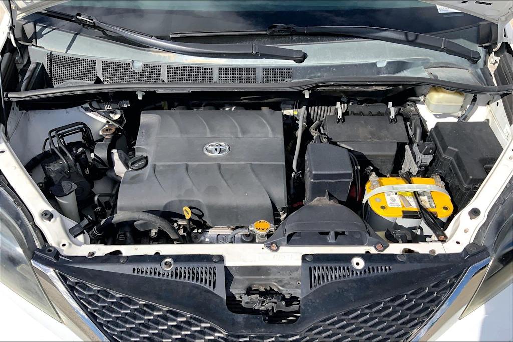 Thumbnail: 2015 Toyota Sienna - 9