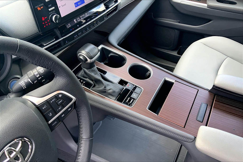 Thumbnail: 2024 Toyota Sienna - 17