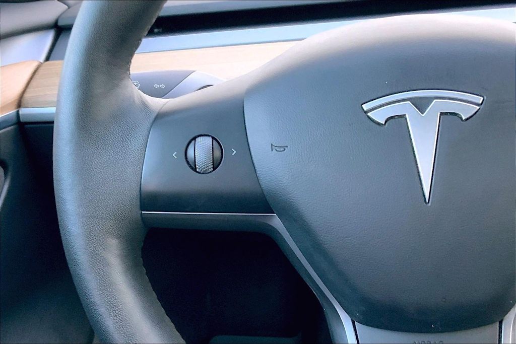 Thumbnail: 2021 Tesla Model 3 - 24