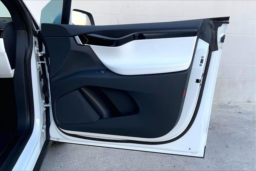 Thumbnail: 2018 Tesla Model X - 27