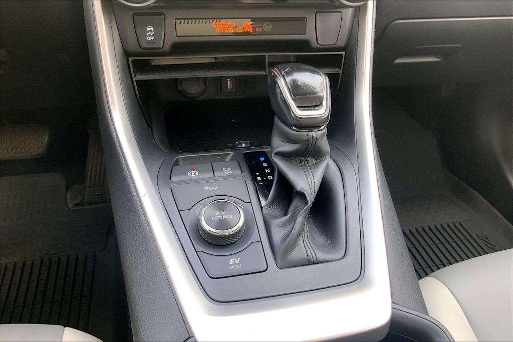 Thumbnail: 2021 Toyota RAV4 - 17