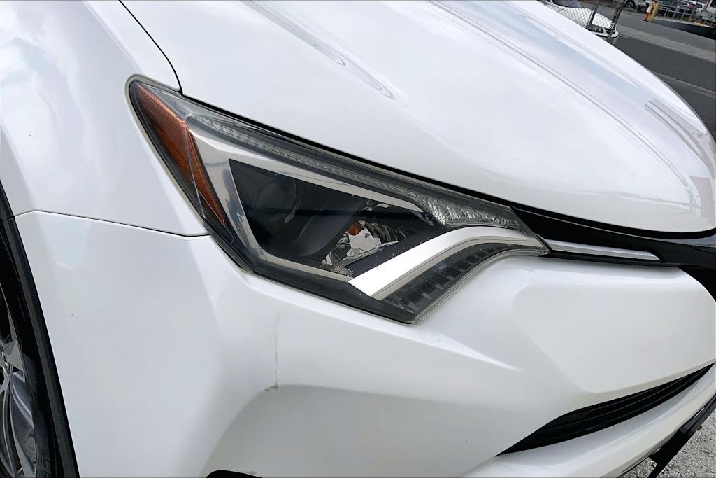 Thumbnail: 2017 Toyota RAV4 - 31