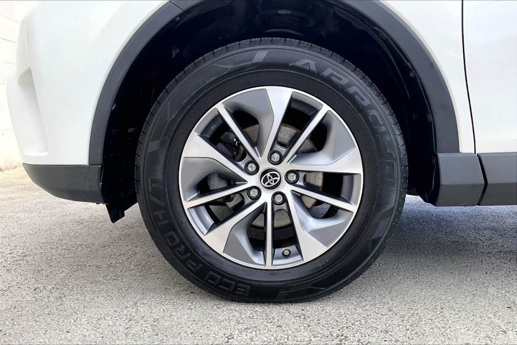 Thumbnail: 2017 Toyota RAV4 - 8