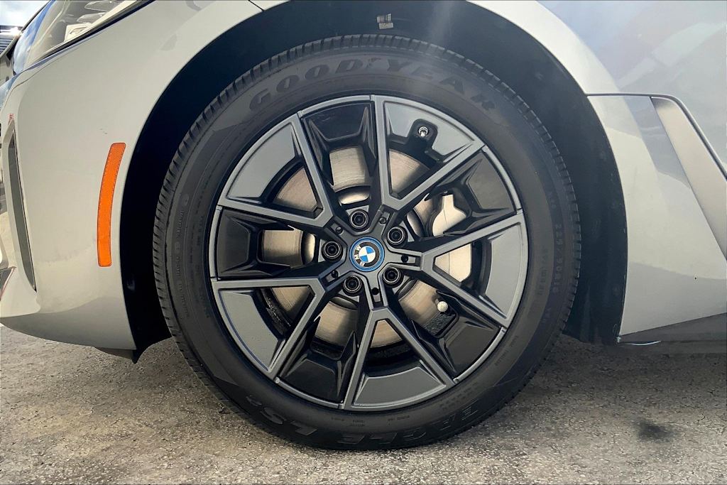 Thumbnail: 2022 BMW i4 - 8