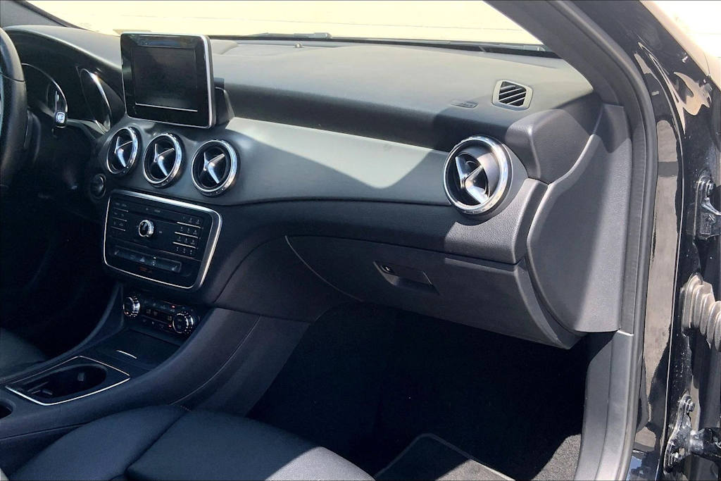 Thumbnail: 2017 Mercedes-Benz GLA - 24