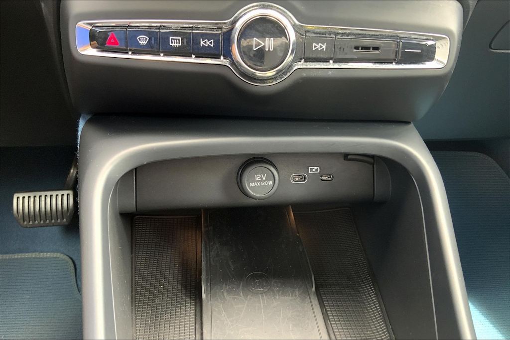 Thumbnail: 2022 Volvo C40 - 34