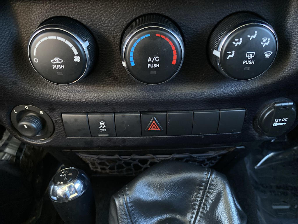 Thumbnail: 2015 Jeep Wrangler - 21