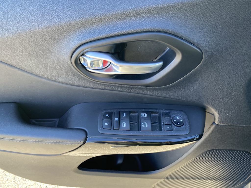 Thumbnail: 2023 Jeep Cherokee - 20