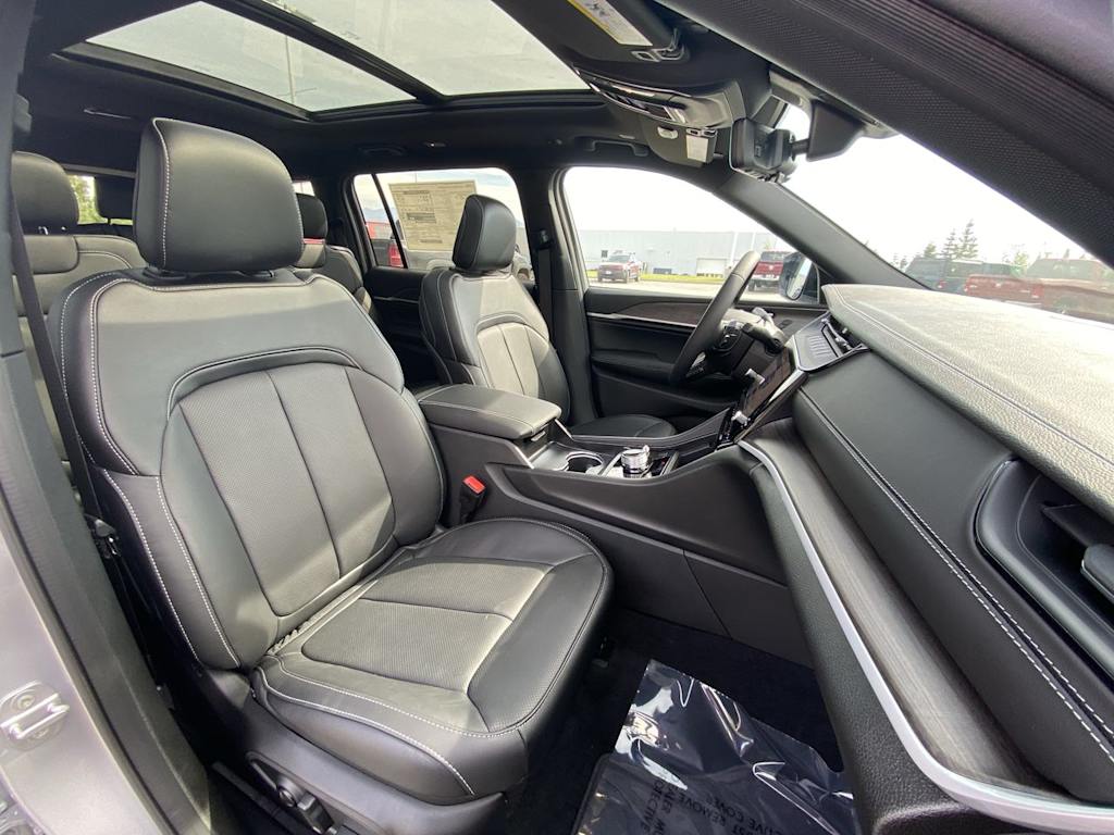 Thumbnail: 2026 Jeep Grand Cherokee L - 9
