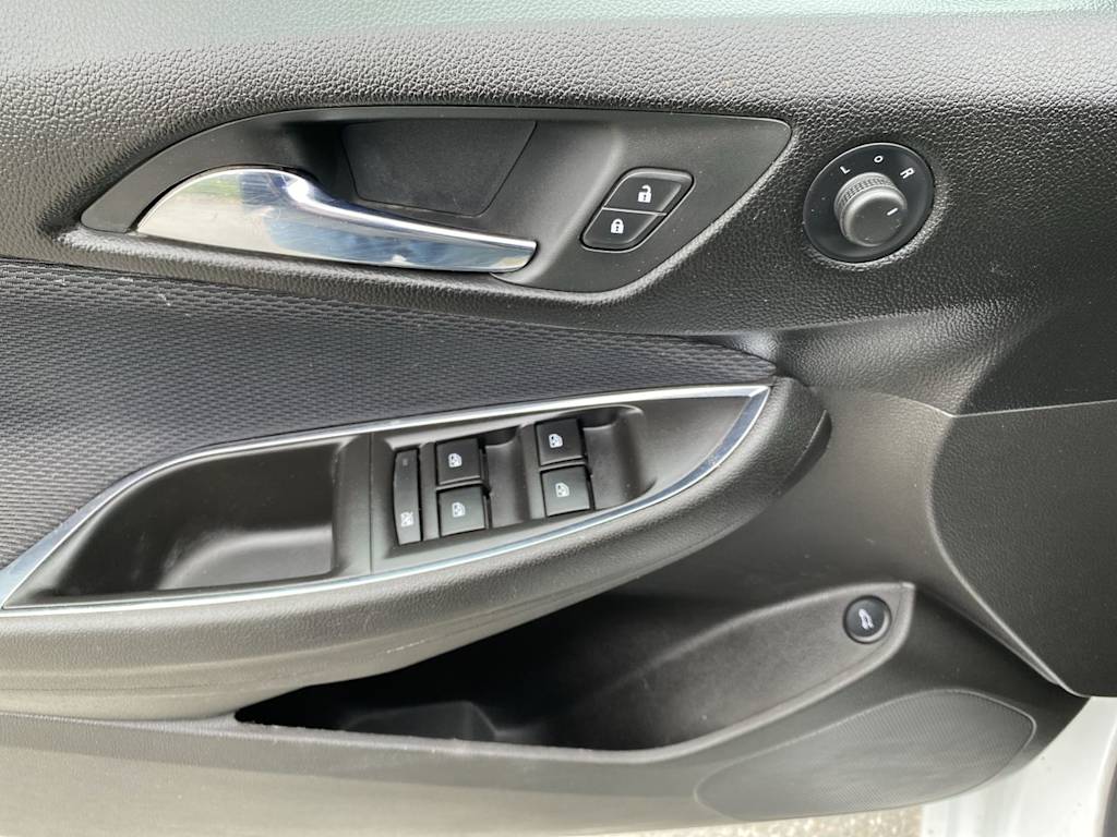 Thumbnail: 2018 Chevrolet Cruze - 19
