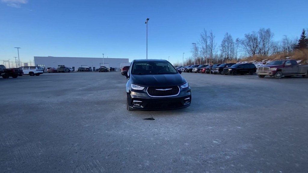 2023 Chrysler Pacifica Touring L 4