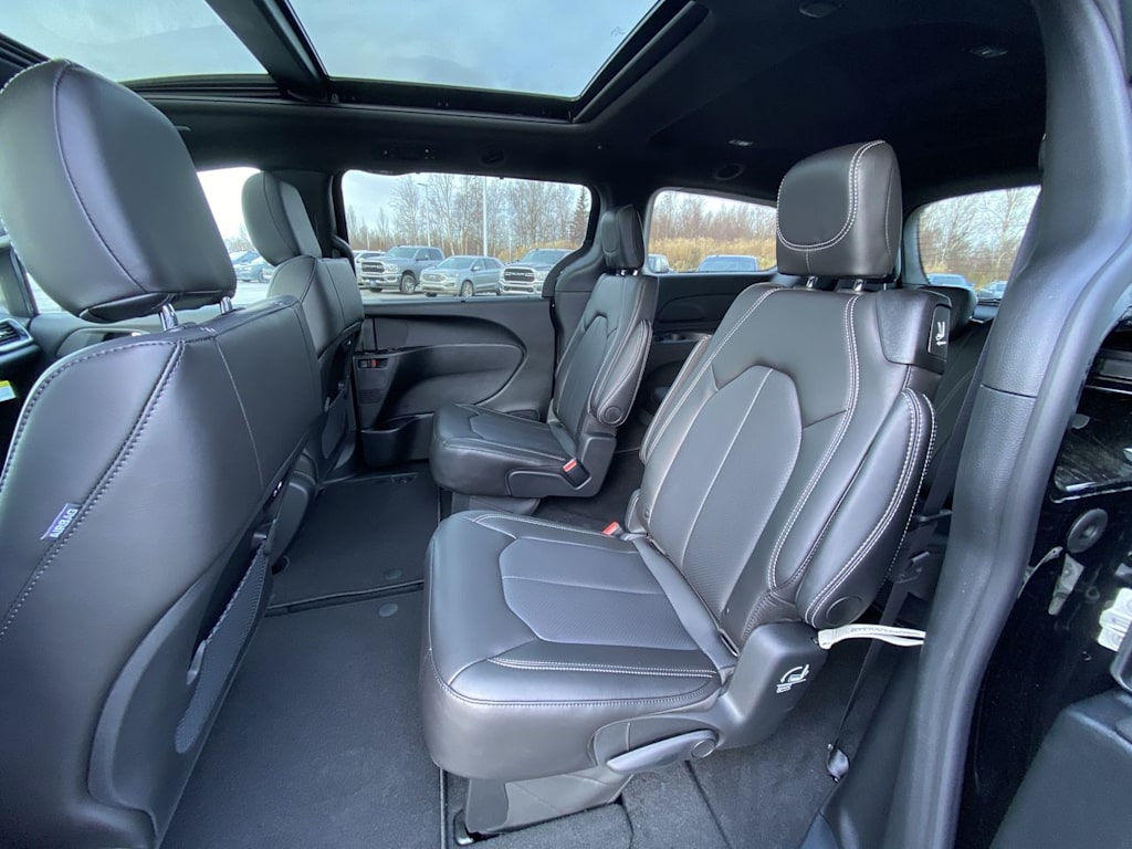 Thumbnail: 2026 Chrysler Pacifica - 10