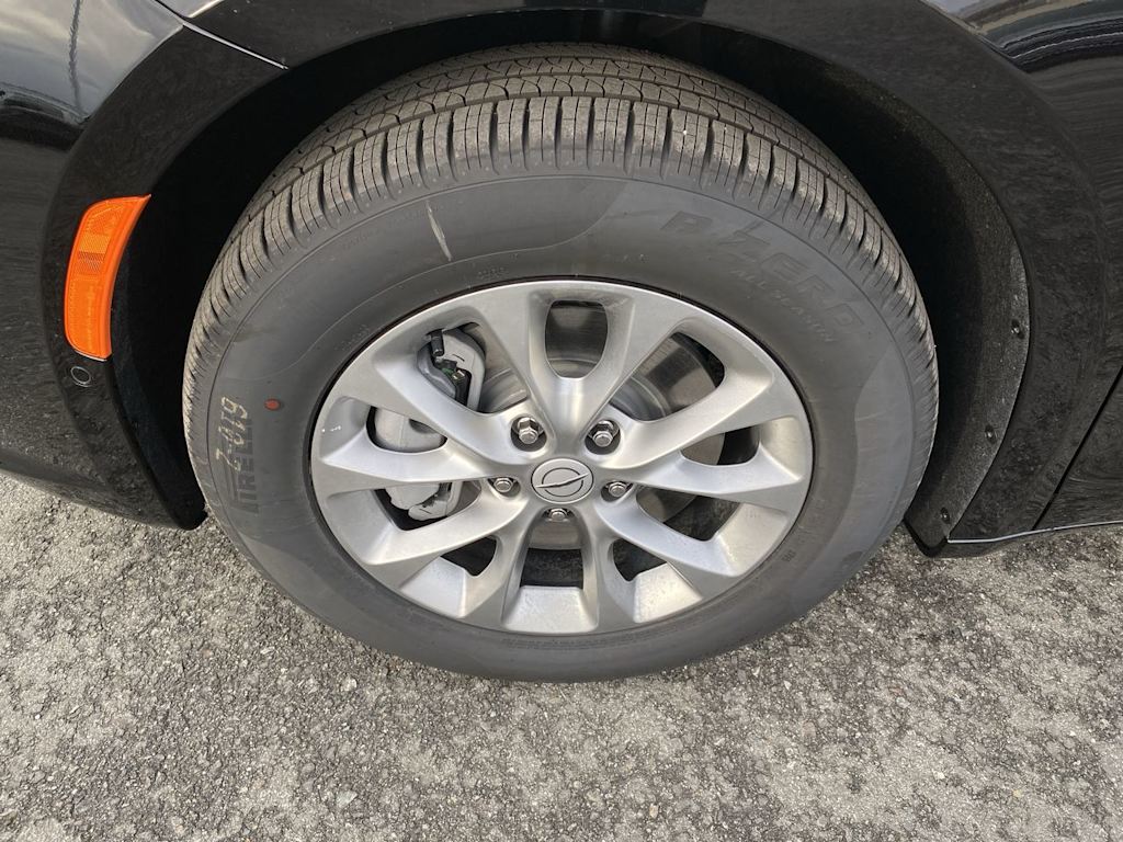 Thumbnail: 2026 Chrysler Pacifica - 5