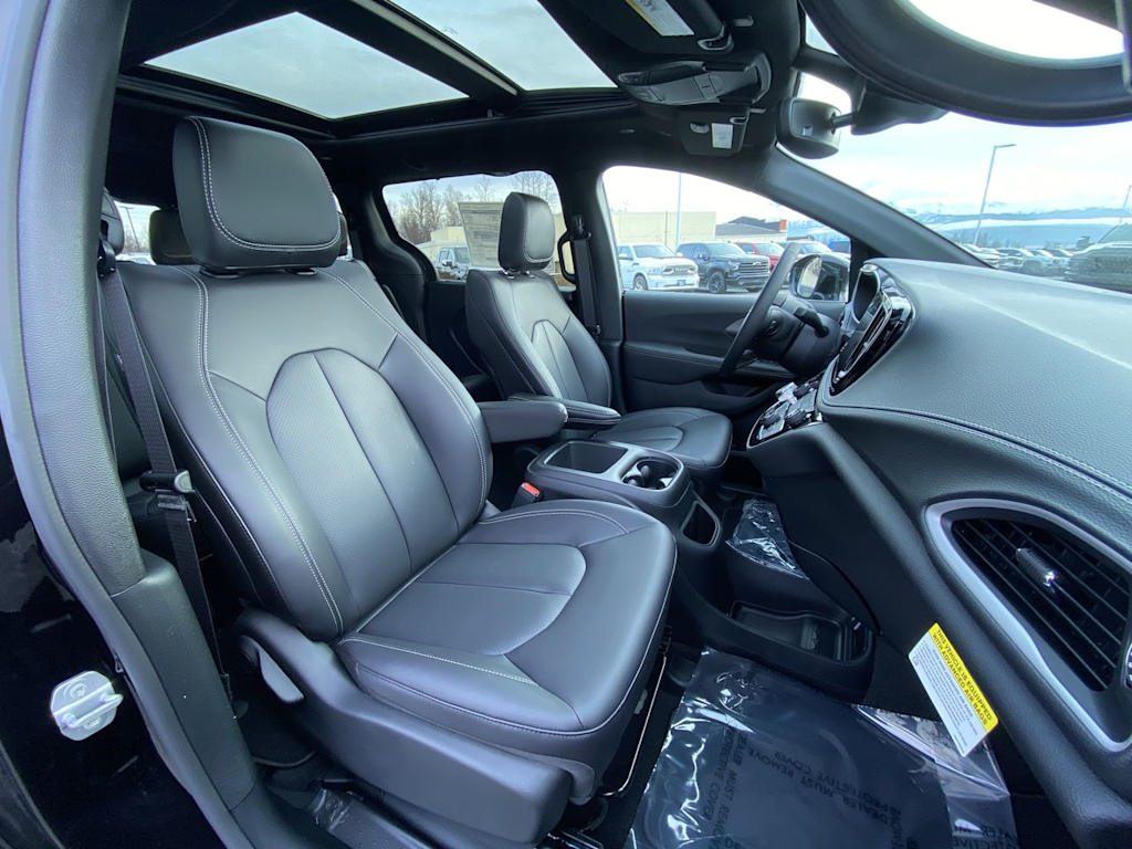 Thumbnail: 2026 Chrysler Pacifica - 9