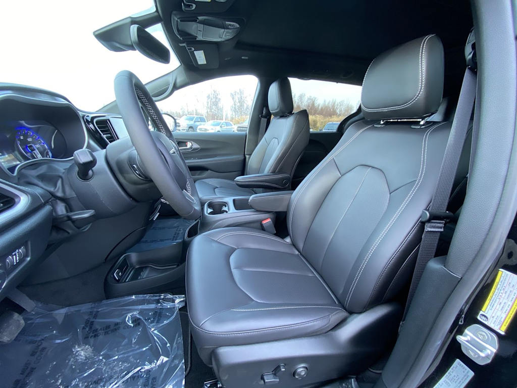 Thumbnail: 2026 Chrysler Pacifica - 8