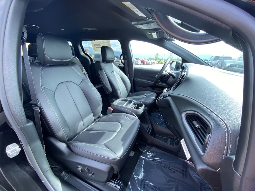 Thumbnail: 2027 Chrysler Pacifica - 9