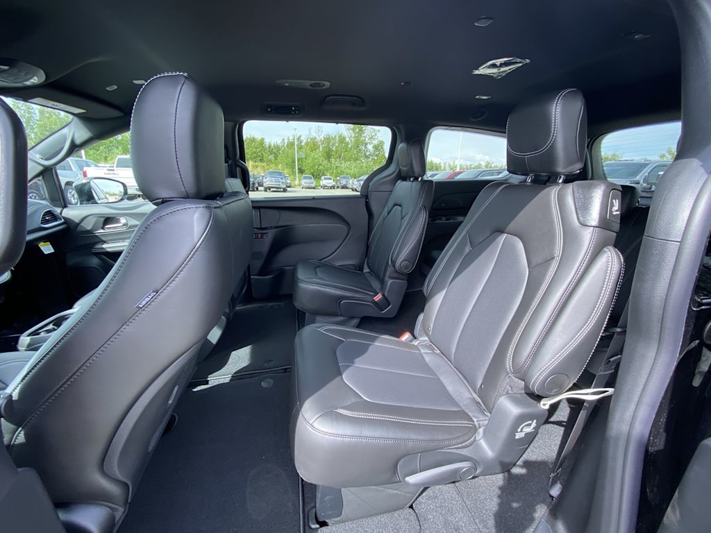 Thumbnail: 2027 Chrysler Pacifica - 10