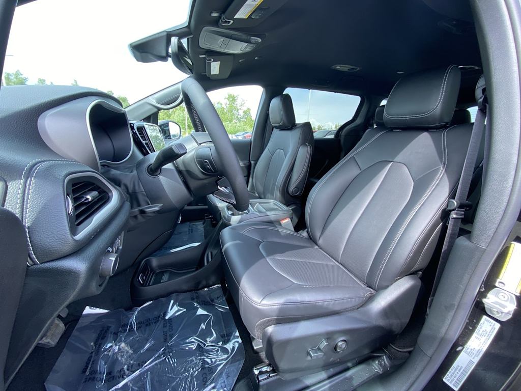 Thumbnail: 2027 Chrysler Pacifica - 8