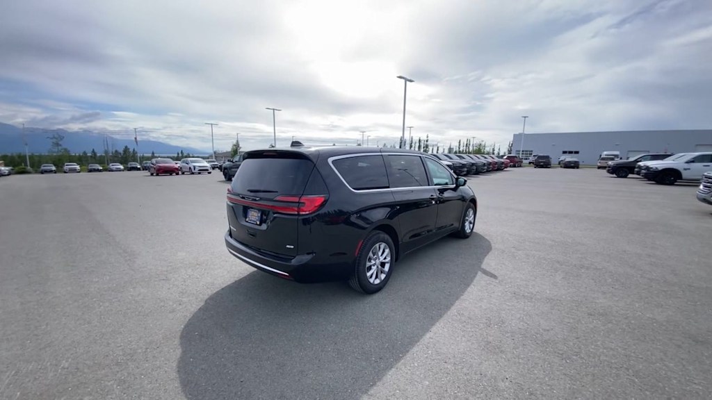 Thumbnail: 2027 Chrysler Pacifica - 7