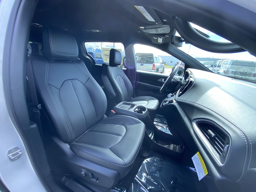 Thumbnail: 2027 Chrysler Pacifica - 8