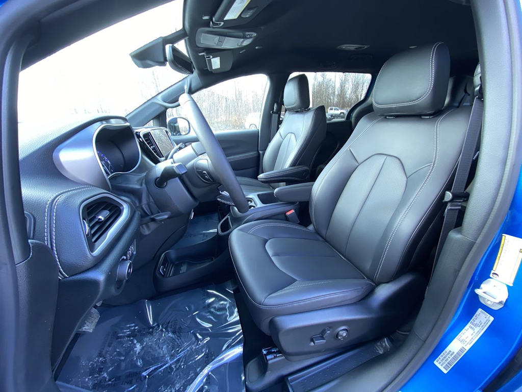 Thumbnail: 2026 Chrysler Pacifica - 8