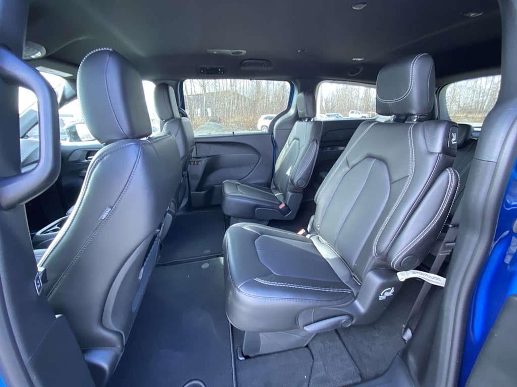 Thumbnail: 2026 Chrysler Pacifica - 9
