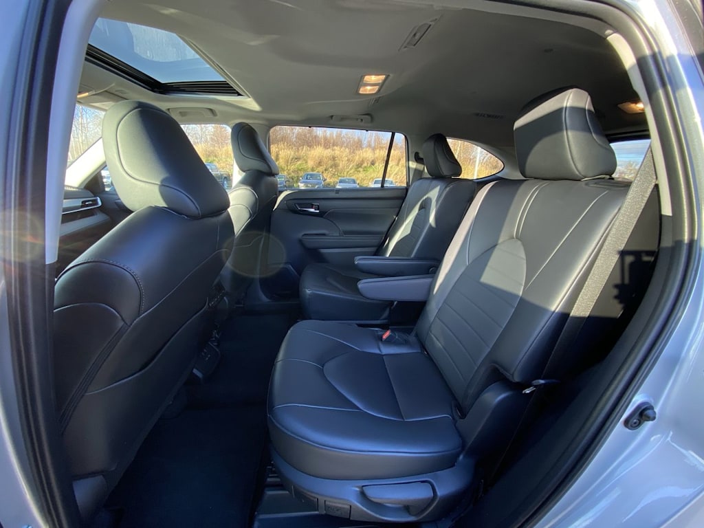 Thumbnail: 2024 Toyota Highlander - 10