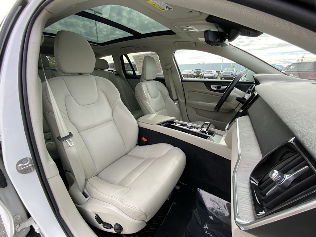 Thumbnail: 2025 Volvo V60 - 10